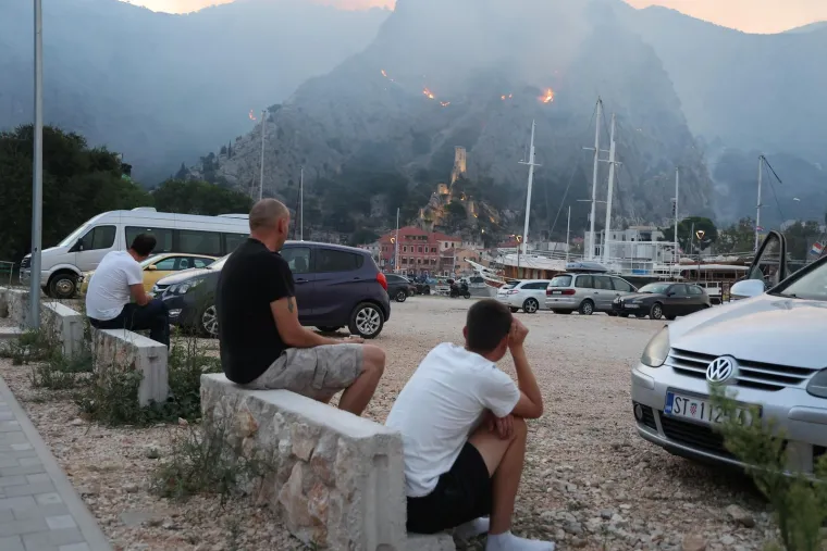 Ovako Omi&scaron; izgleda jutros: Sve je spaljeno, pogledajte izgorjele automobile i ogromnu &scaron;tetu