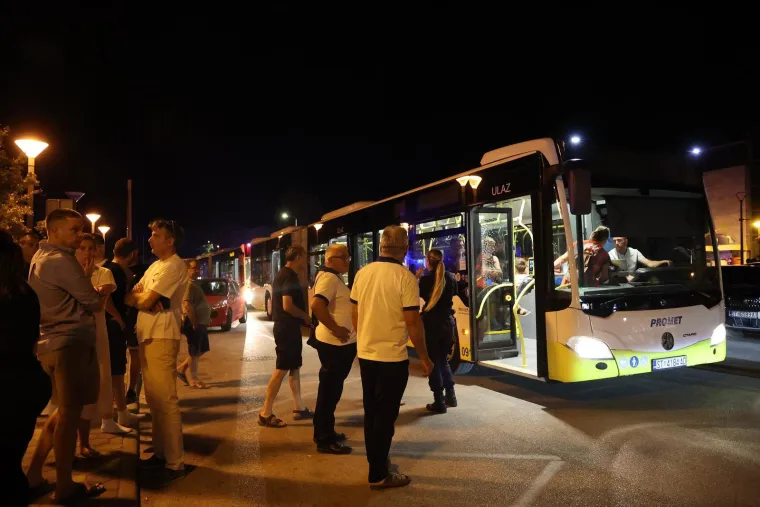 Bježali pred vatrenom stihijom kod Omi&scaron;a: Dvorana postala utoči&scaron;te za evakuirane