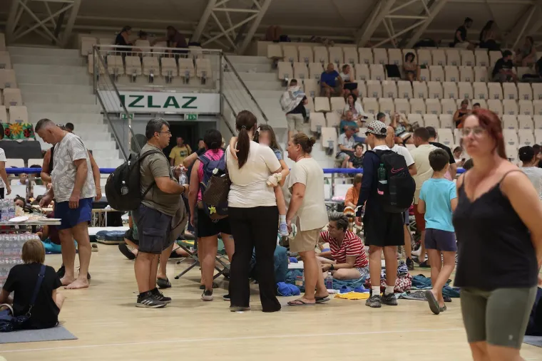 Bježali pred vatrenom stihijom kod Omi&scaron;a: Dvorana postala utoči&scaron;te za evakuirane