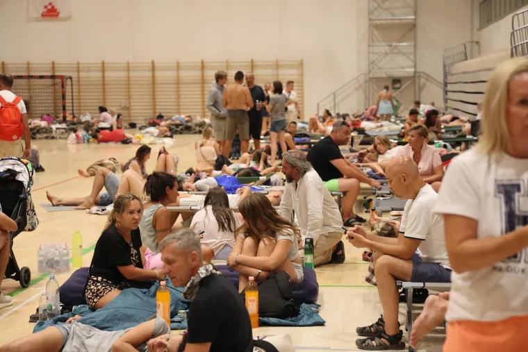 Bježali pred vatrenom stihijom kod Omi&scaron;a: Dvorana postala utoči&scaron;te za evakuirane