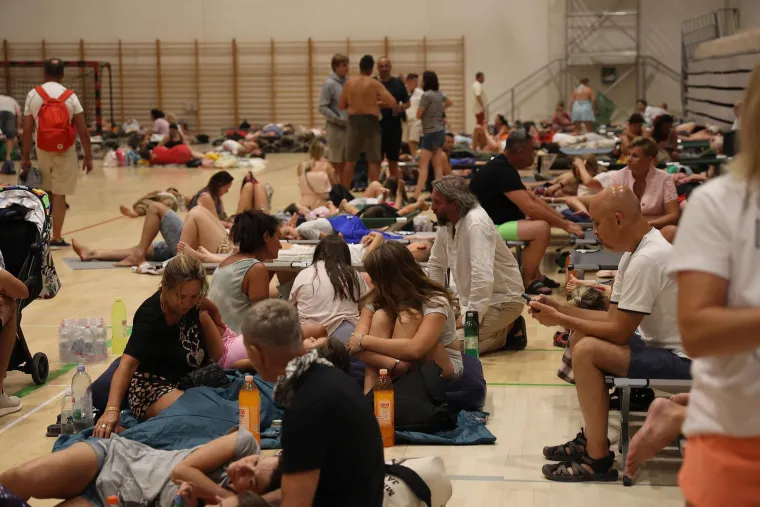 Bježali pred vatrenom stihijom kod Omi&scaron;a: Dvorana postala utoči&scaron;te za evakuirane