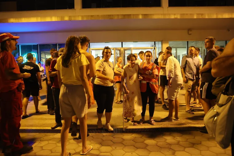 Bježali pred vatrenom stihijom kod Omi&scaron;a: Dvorana postala utoči&scaron;te za evakuirane