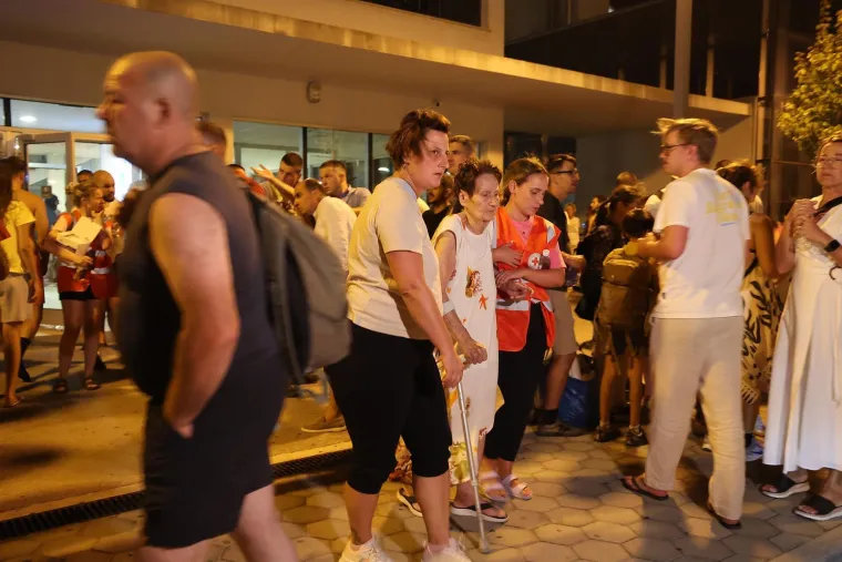 Bježali pred vatrenom stihijom kod Omi&scaron;a: Dvorana postala utoči&scaron;te za evakuirane