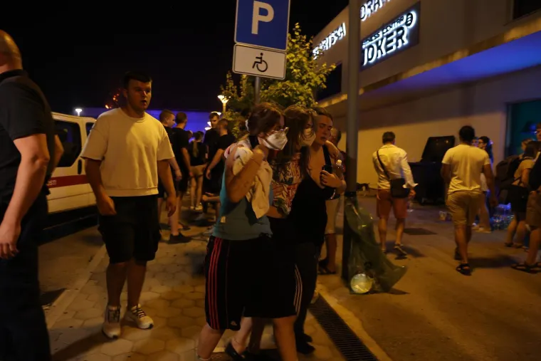 Bježali pred vatrenom stihijom kod Omi&scaron;a: Dvorana postala utoči&scaron;te za evakuirane