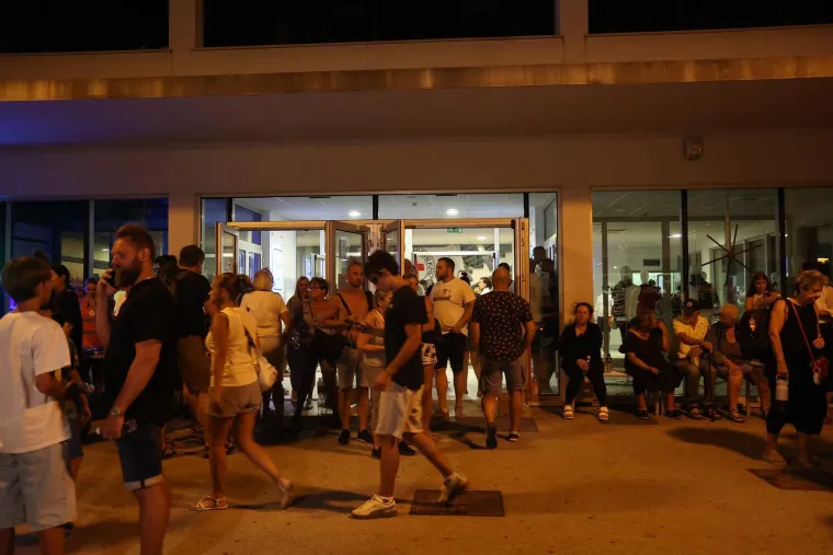 Bježali pred vatrenom stihijom kod Omi&scaron;a: Dvorana postala utoči&scaron;te za evakuirane