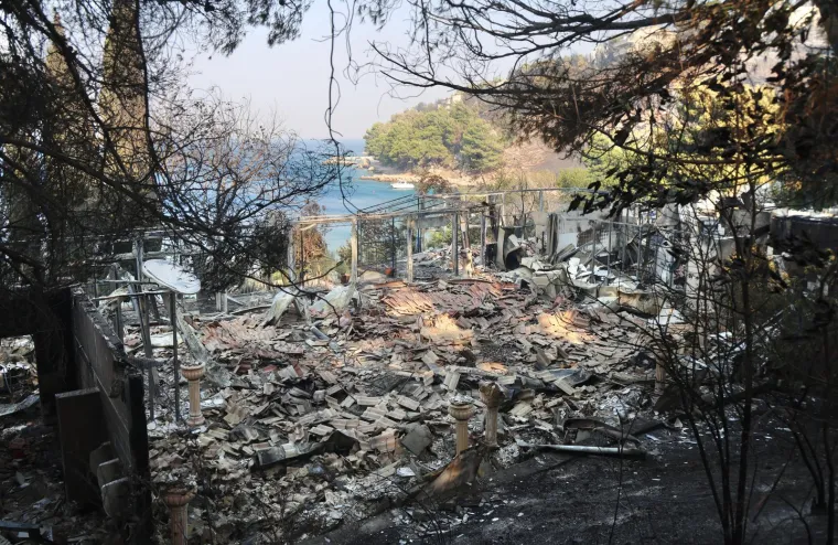 Ovako Omi&scaron; izgleda jutros: Sve je spaljeno, pogledajte izgorjele automobile i ogromnu &scaron;tetu