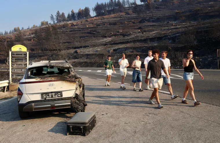 Ovako Omi&scaron; izgleda jutros: Sve je spaljeno, pogledajte izgorjele automobile i ogromnu &scaron;tetu