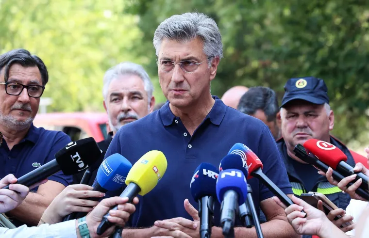 Plenković u Omi&scaron;u obi&scaron;ao vatrogasce, ovo su prizori automobila nakon paklene noći