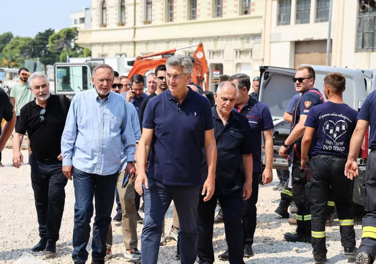 Plenković u Omi&scaron;u obi&scaron;ao vatrogasce, ovo su prizori automobila nakon paklene noći