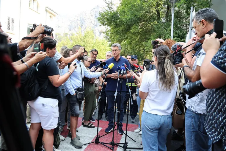 Plenković u Omi&scaron;u obi&scaron;ao vatrogasce, ovo su prizori automobila nakon paklene noći