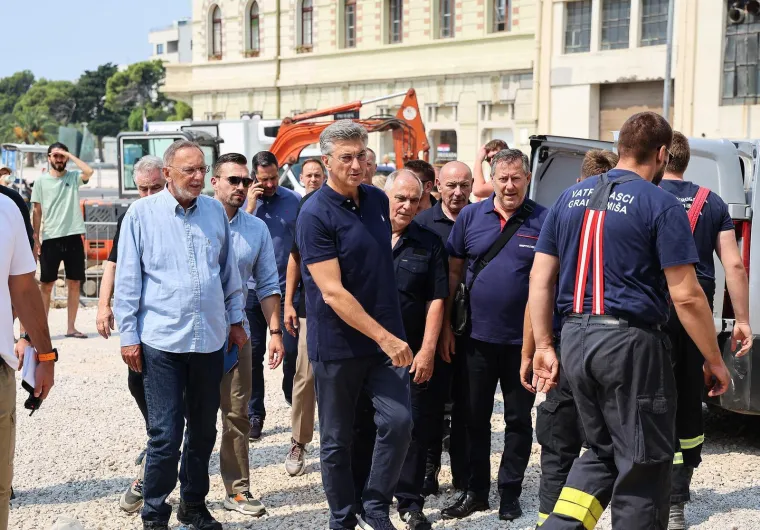 Plenković u Omi&scaron;u obi&scaron;ao vatrogasce, ovo su prizori automobila nakon paklene noći