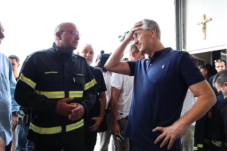 Plenković u Omi&scaron;u obi&scaron;ao vatrogasce, ovo su prizori automobila nakon paklene noći