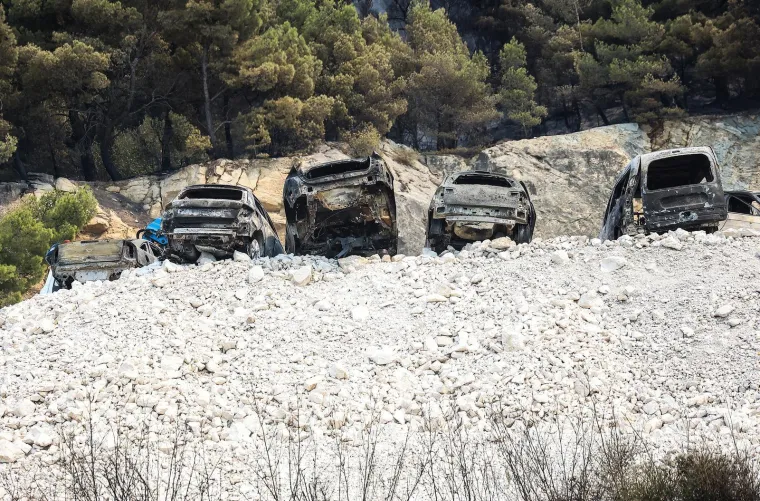 Plenković u Omi&scaron;u obi&scaron;ao vatrogasce, ovo su prizori automobila nakon paklene noći
