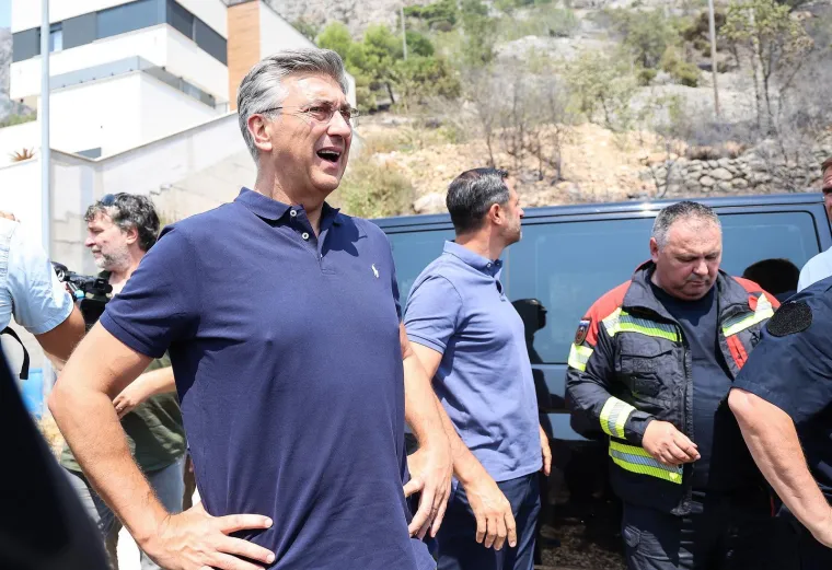 Plenković u Omi&scaron;u obi&scaron;ao vatrogasce, ovo su prizori automobila nakon paklene noći