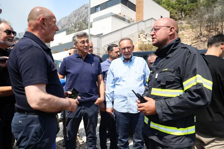 Plenković u Omi&scaron;u obi&scaron;ao vatrogasce, ovo su prizori automobila nakon paklene noći