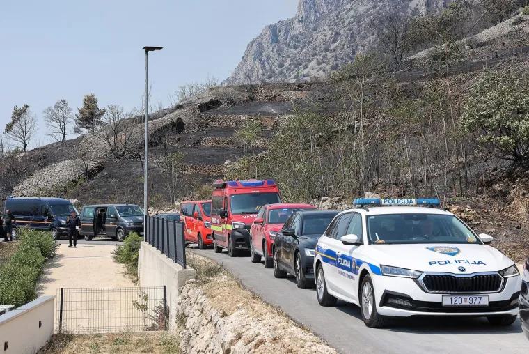 Plenković u Omi&scaron;u obi&scaron;ao vatrogasce, ovo su prizori automobila nakon paklene noći