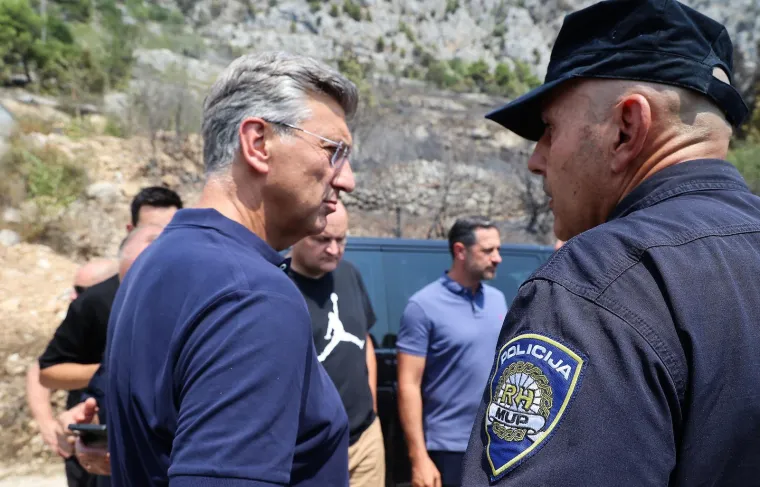 Plenković u Omi&scaron;u obi&scaron;ao vatrogasce, ovo su prizori automobila nakon paklene noći