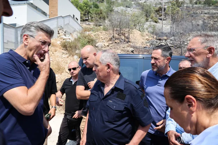 Plenković u Omi&scaron;u obi&scaron;ao vatrogasce, ovo su prizori automobila nakon paklene noći