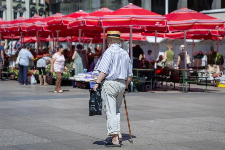 Zagrepčani i turisti okretali glave: Zgodna djevojka u ružičastoj haljini plijenila pažnju
