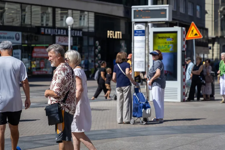 Zagrepčani i turisti okretali glave: Zgodna djevojka u ružičastoj haljini plijenila pažnju