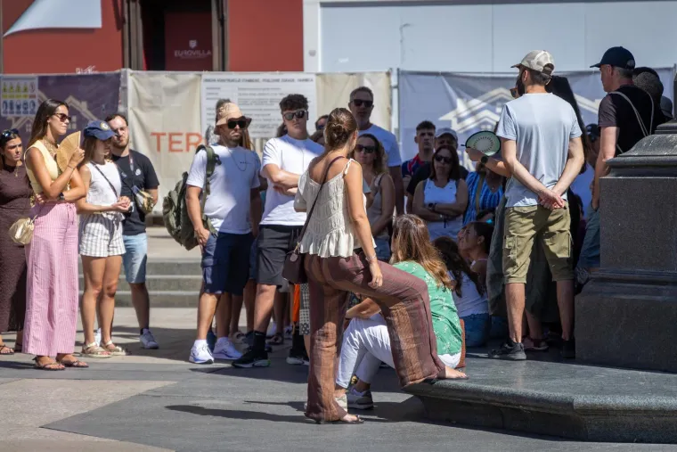 Zagrepčani i turisti okretali glave: Zgodna djevojka u ružičastoj haljini plijenila pažnju