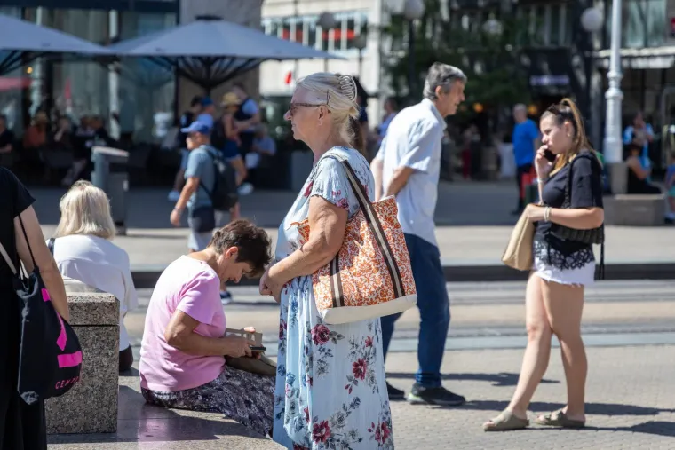 Zagrepčani i turisti okretali glave: Zgodna djevojka u ružičastoj haljini plijenila pažnju