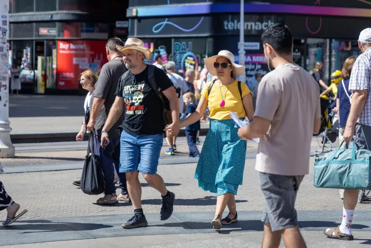 Zagrepčani i turisti okretali glave: Zgodna djevojka u ružičastoj haljini plijenila pažnju