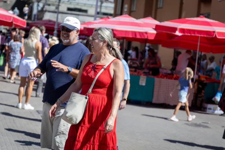 Zagrepčani i turisti okretali glave: Zgodna djevojka u ružičastoj haljini plijenila pažnju