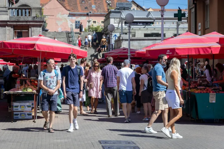 Zagrepčani i turisti okretali glave: Zgodna djevojka u ružičastoj haljini plijenila pažnju