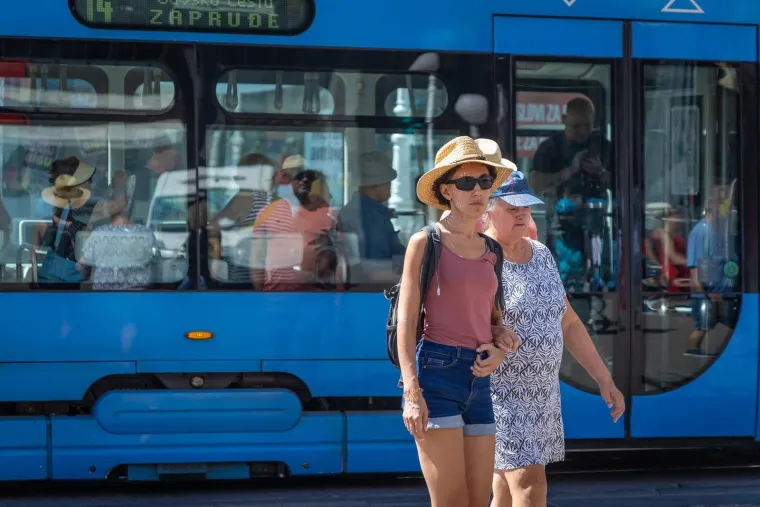 Zagrepčani i turisti okretali glave: Zgodna djevojka u ružičastoj haljini plijenila pažnju