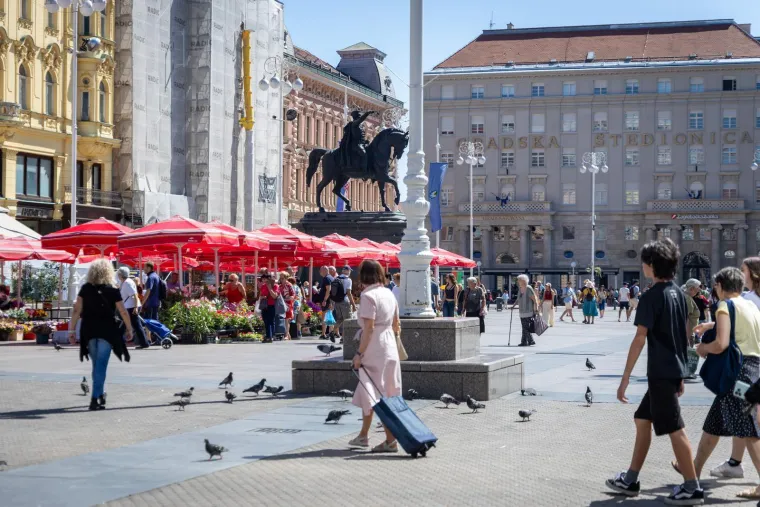 Zagrepčani i turisti okretali glave: Zgodna djevojka u ružičastoj haljini plijenila pažnju
