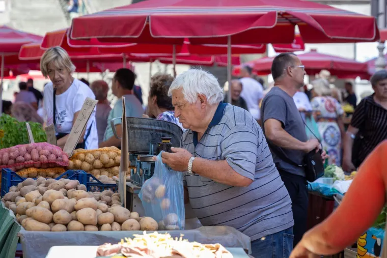 Zagrepčani i turisti okretali glave: Zgodna djevojka u ružičastoj haljini plijenila pažnju