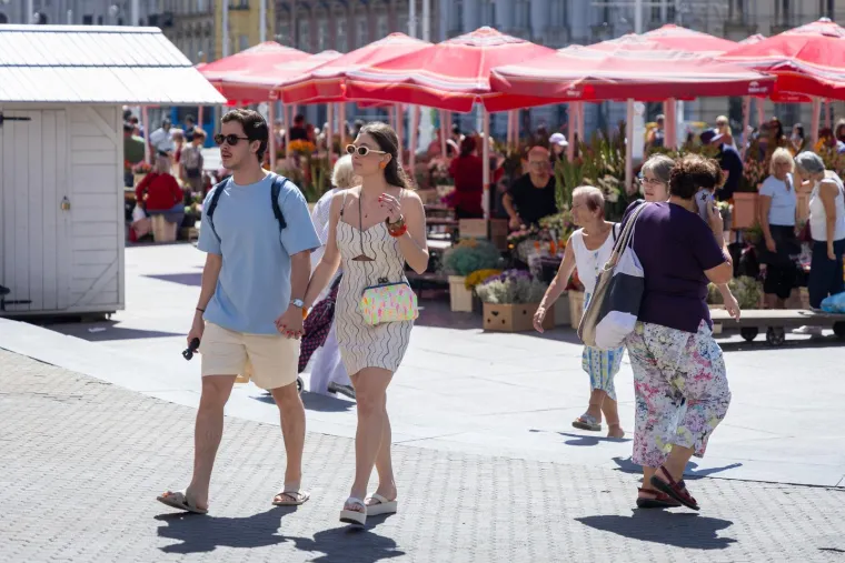 Zagrepčani i turisti okretali glave: Zgodna djevojka u ružičastoj haljini plijenila pažnju