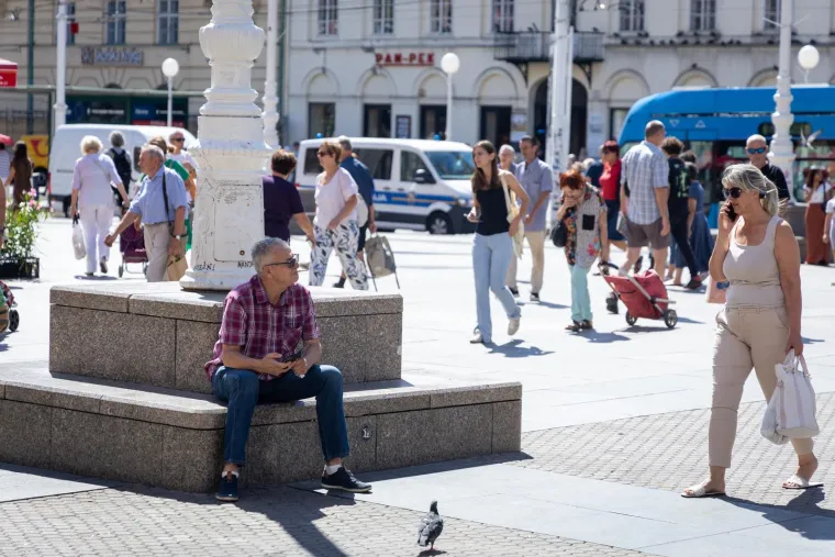 Zagrepčani i turisti okretali glave: Zgodna djevojka u ružičastoj haljini plijenila pažnju