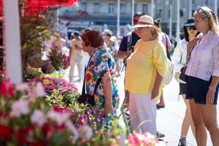 Zagrepčani i turisti okretali glave: Zgodna djevojka u ružičastoj haljini plijenila pažnju