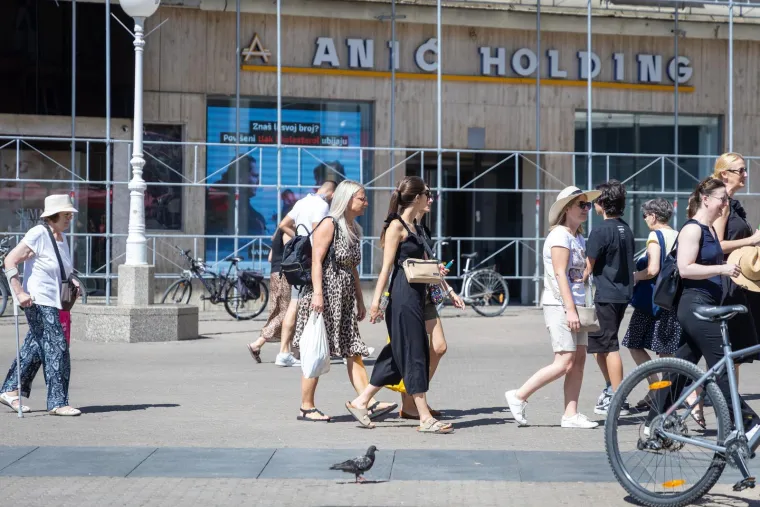 Zagrepčani i turisti okretali glave: Zgodna djevojka u ružičastoj haljini plijenila pažnju