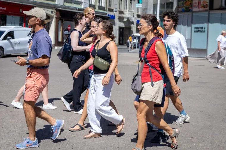 Zagrepčani i turisti okretali glave: Zgodna djevojka u ružičastoj haljini plijenila pažnju