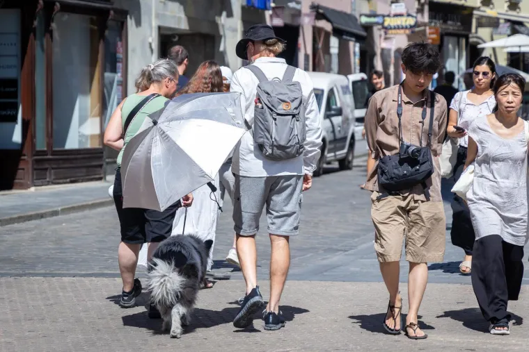 Zagrepčani i turisti okretali glave: Zgodna djevojka u ružičastoj haljini plijenila pažnju