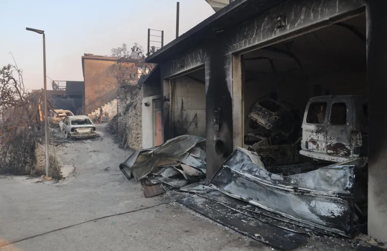 Plenković u Omi&scaron;u obi&scaron;ao vatrogasce, ovo su prizori automobila nakon paklene noći