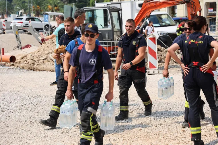 Plenković u Omi&scaron;u obi&scaron;ao vatrogasce, ovo su prizori automobila nakon paklene noći