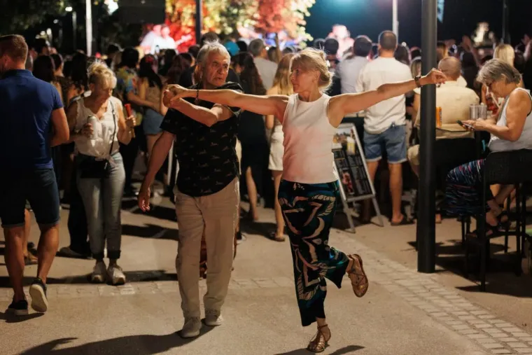 Jedna od onih žena koje odmah zapnu za oko: Brineta u plavom postala prizor večeri