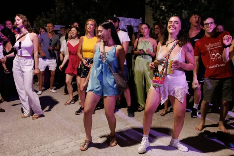 Jedna od onih žena koje odmah zapnu za oko: Brineta u plavom postala prizor večeri