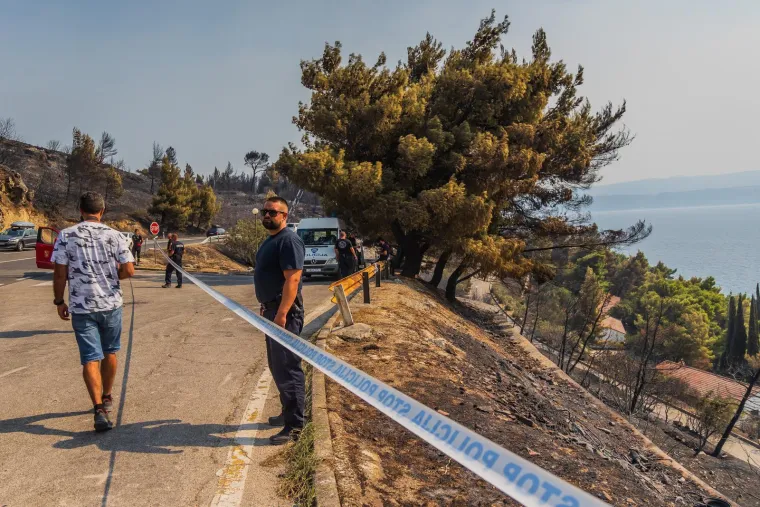 Potresni prizori u Omi&scaron;u, ovdje je pronađeno tijelo: Vatra ih je zatekla dok su bile u autu?