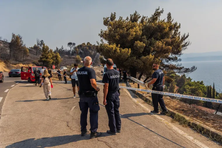 Potresni prizori u Omi&scaron;u, ovdje je pronađeno tijelo: Vatra ih je zatekla dok su bile u autu?