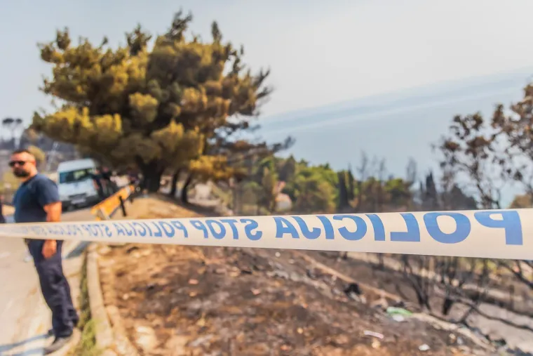 Potresni prizori u Omi&scaron;u, ovdje je pronađeno tijelo: Vatra ih je zatekla dok su bile u autu?