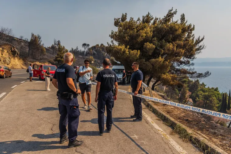 Potresni prizori u Omi&scaron;u, ovdje je pronađeno tijelo: Vatra ih je zatekla dok su bile u autu?