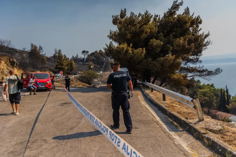 Potresni prizori u Omi&scaron;u, ovdje je pronađeno tijelo: Vatra ih je zatekla dok su bile u autu?