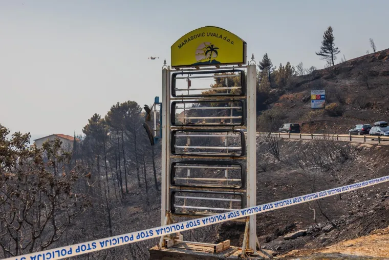 Potresni prizori u Omi&scaron;u, ovdje je pronađeno tijelo: Vatra ih je zatekla dok su bile u autu?
