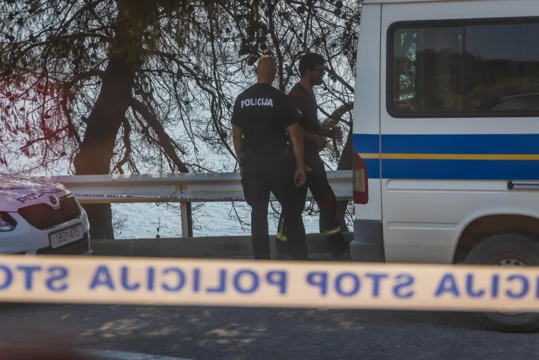 Potresni prizori u Omi&scaron;u, ovdje je pronađeno tijelo: Vatra ih je zatekla dok su bile u autu?