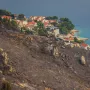 Ovako danas izgledaju Omiš i okolica: Umorni vatrogasci, pougljeni automobili i prizori tuge